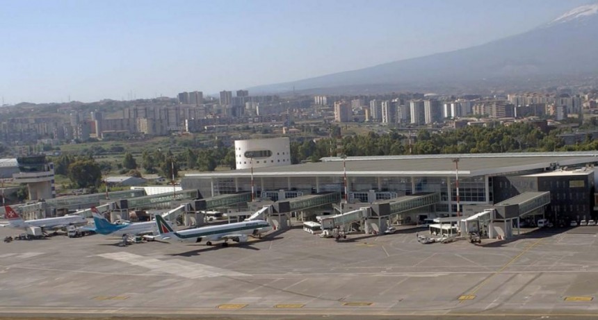  El volcán más alto en actividad en Europa erupcionó y provocó el cierre del aeropuerto 