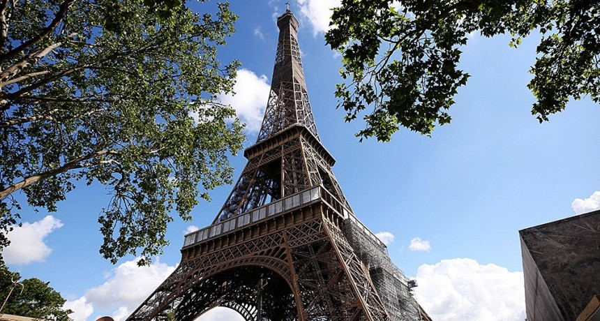  Un hombre saltó en paracaídas desde la Torre Eiffel y fue detenido 