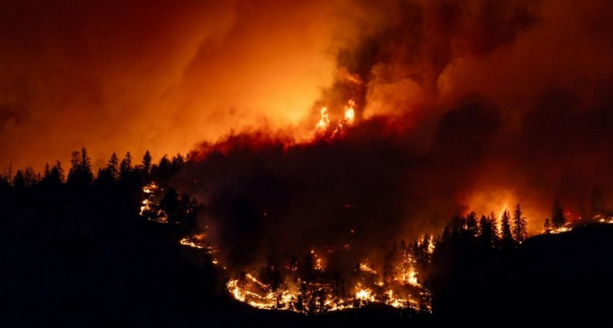  Los incendios en Canadá obligaron a evacuar una ciudad y poner bajo alerta una región 