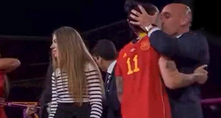  El titular de la Federación Española de fútbol besó en la boca a jugadora en la premiación 