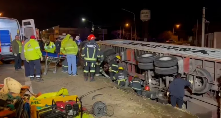  Dos personas fallecieron tras el vuelco de un camión en la Panamericana 