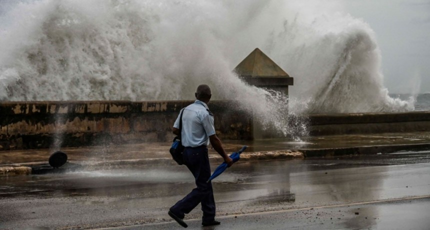  La tormenta tropical Idalia se convirtió en huracán, y se acerca a Florida 