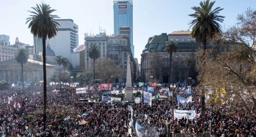  Multitudinarias marchas en todo el país tras el ataque contra Cristina 