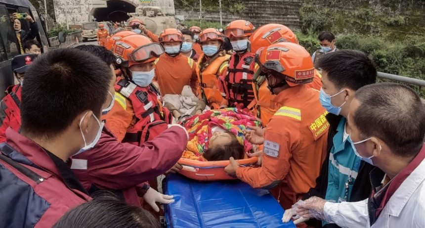  Buscan sobrevivientes tras el sismo que dejó al menos 65 muertos en China 