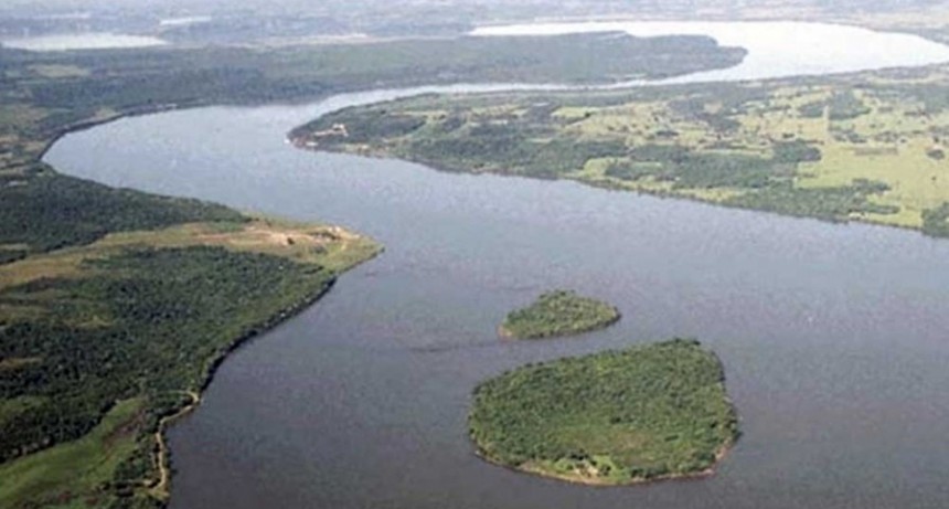  Un barco paraguayo derramó combustible en el río Paraná 