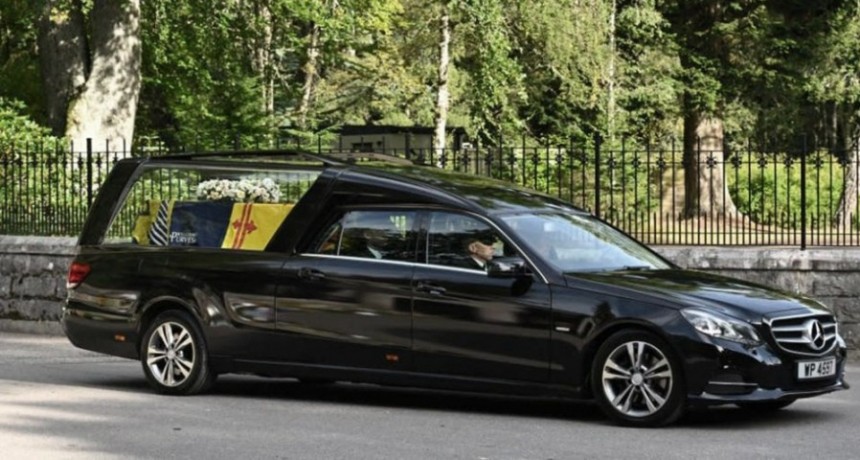  El féretro de Isabel II emprendió su cortejo fúnebre hacia Londres 