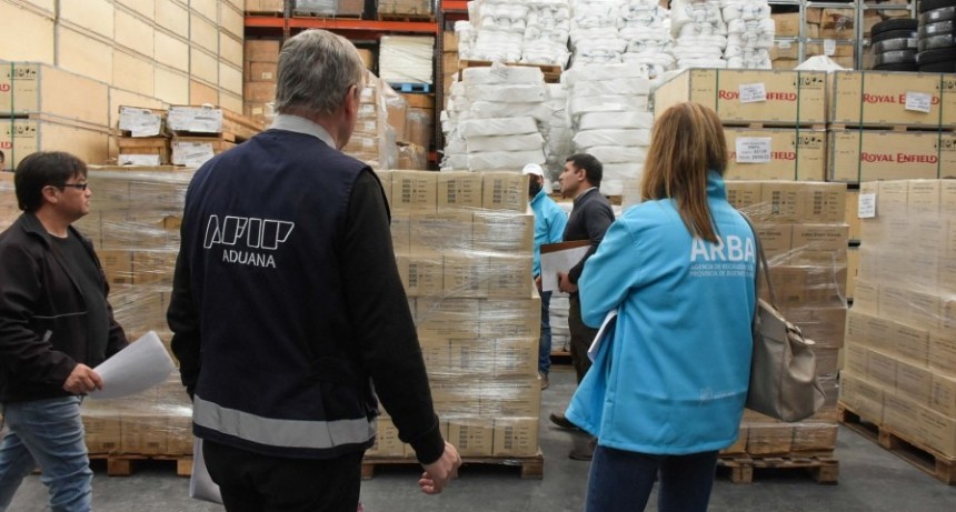  Aduana denunció la importación irregular de guantes de látex y barbijos 