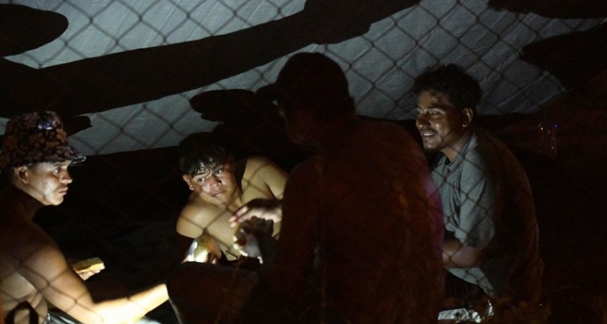  Rescataron a 121 migrantes hacinados en el interior de un camión abandonado en México 