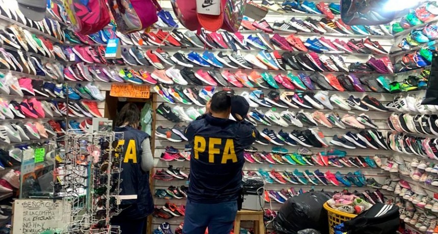  Incautan más de 3.400 pares de zapatillas y 1.800 pendas de vestir apócrifas en Moreno 
