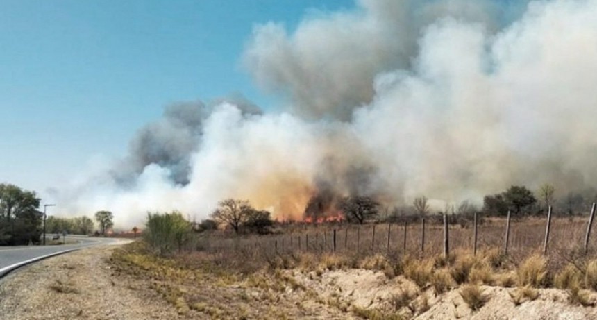  Permanece activo el incendio forestal en las sierras de Córdoba 