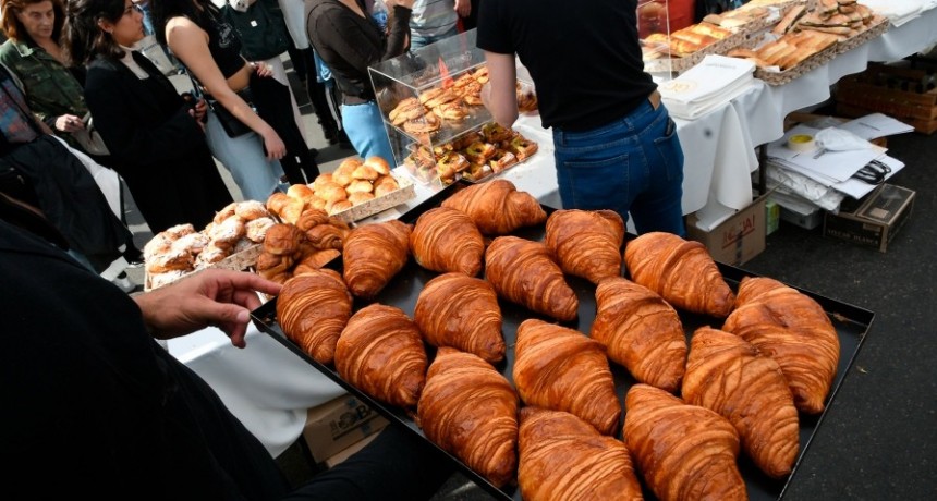  Miles de personas recorrieron y degustaron productos de la cocina francesa al aire libre 