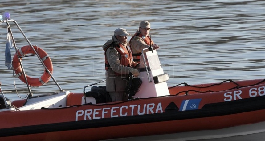  Un hombre desaparecido y un bebé en grave estado por un naufragio en el río Coronda 
