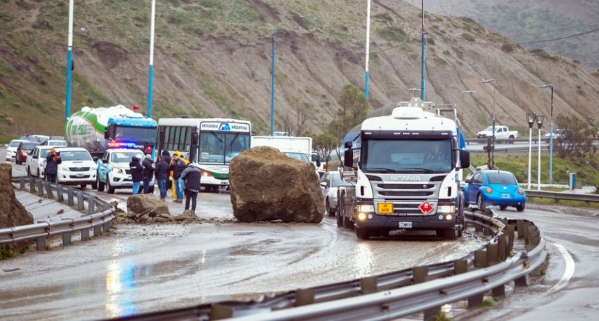  Se desprendieron rocas del cerro Chenque y cortaron el acceso a Comodoro Rivadavia 