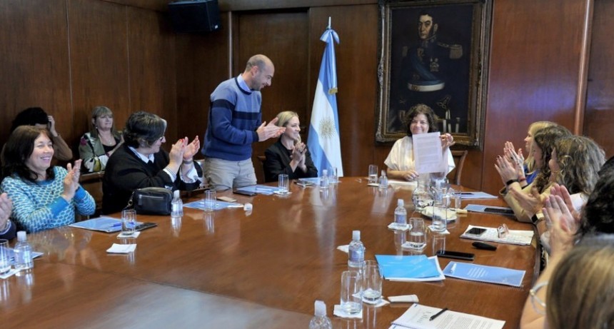 Vizzotti firmó convenios para la adquisición de 20 millones de medicamentos del Remediar 