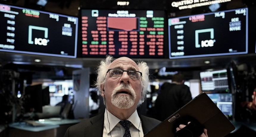  En una jornada negra por temores de recesión, Wall Street arrastró a los mercados internacionales 