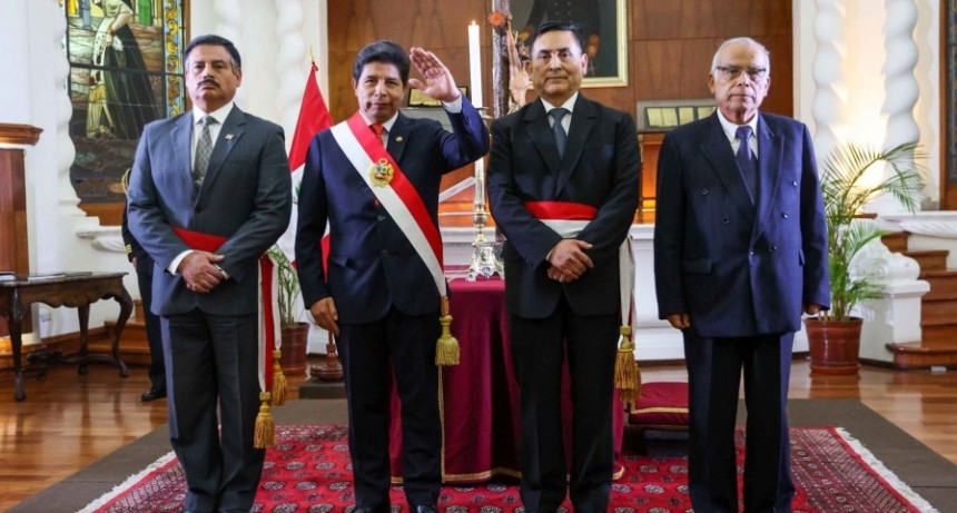 Castillo tomó juramento a los nuevos ministros de Defensa y Transportes 