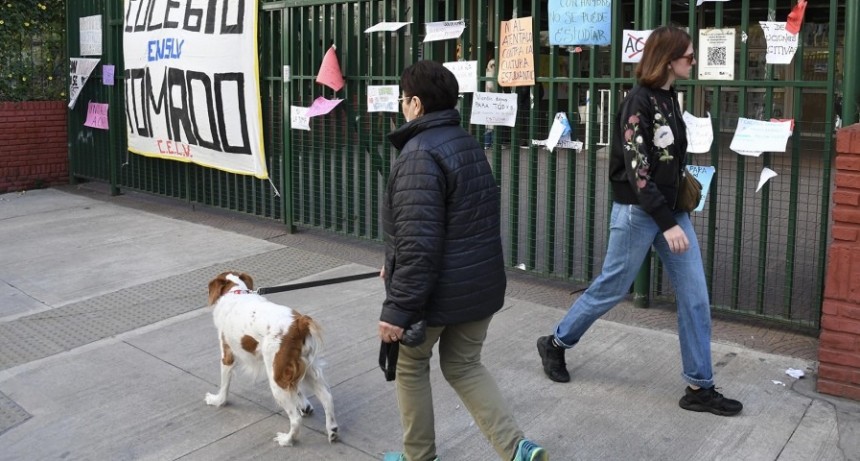  Siguen las tomas en escuelas y estudiantes del Nacional Buenos Aires hicieron un pernocte 
