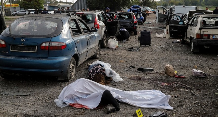 Ucrania y Rusia se acusan mutuamente por el ataque a una caravana que dejó 23 muertos 