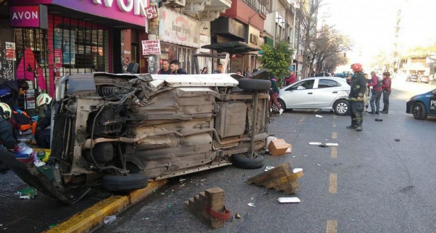  Cinco personas heridas en un triple choque y vuelco en Villa Crespo 