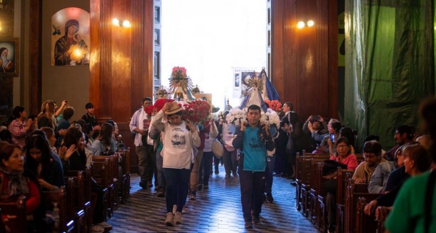  Fieles y peregrinos celebran la procesi&oacute;n del Se&ntilde;or y la Virgen del Milagro en Salta 
