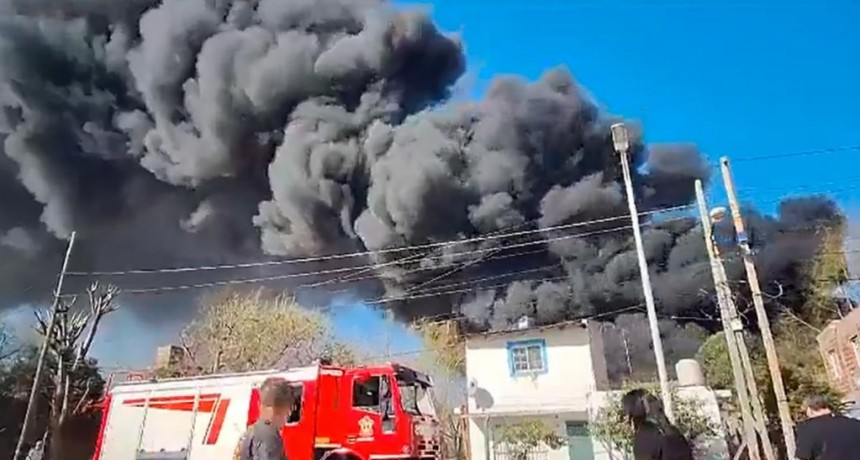  Se incendió un depósito de colectivos en Avellaneda y hubo que evacuar a vecinos 