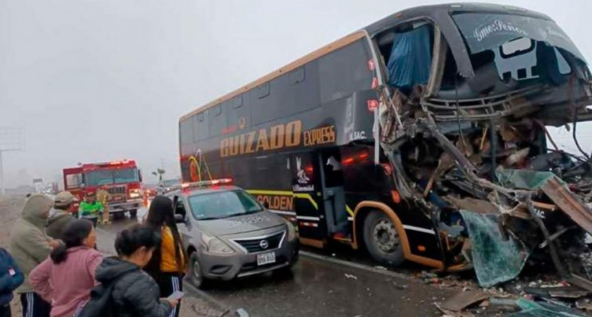  Perú: un ómnibus cayó en un barranco y hay al menos 20 muertos 