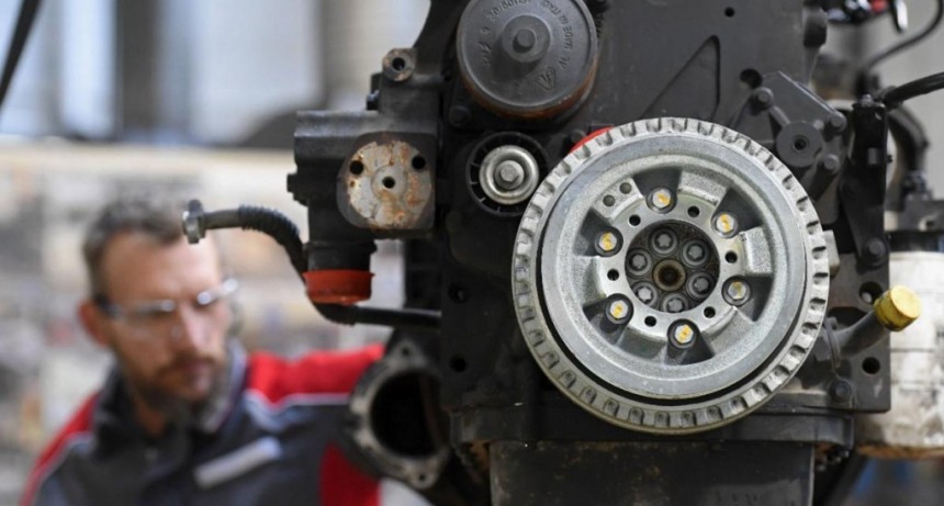  Unos 7.000 trabajadores automotrices de Estados Unidos se suman a la huelga 