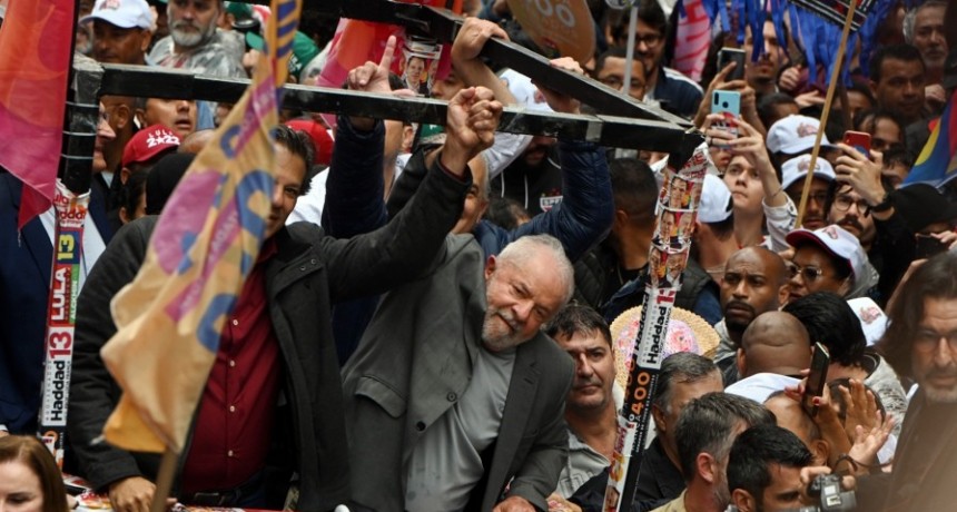  Encuestas dan a Lula 50% y 51% y lo colocan con chances de ganar sin balotaje 