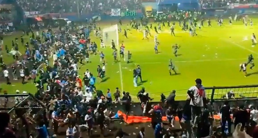 Tragedia en el fútbol de Indonesia: más de 100 muertos en enfrentamientos 