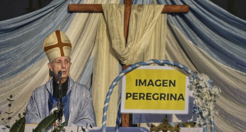  Poli pidió que 