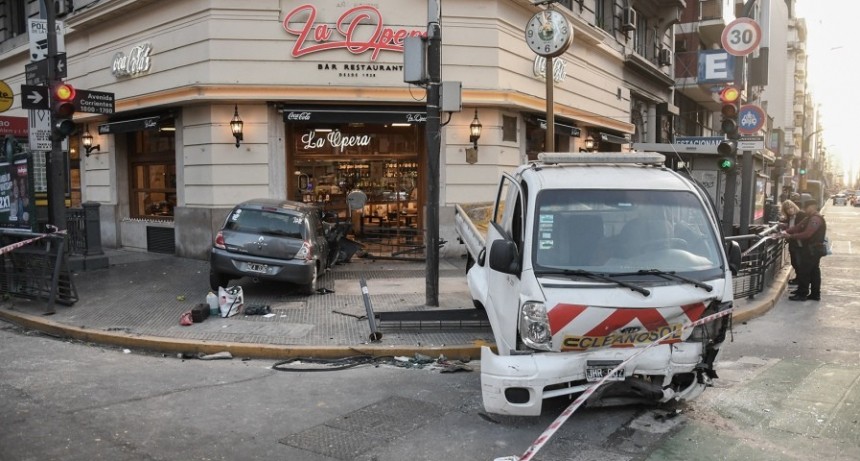  Chocaron y uno de los vehículos se incrustó en el frente del bar La Ópera 