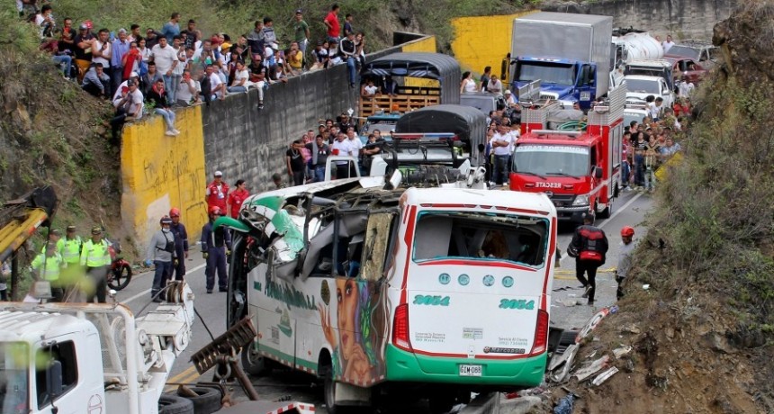  Veinte muertos y quince heridos al volcar un ómnibus en Colombia 