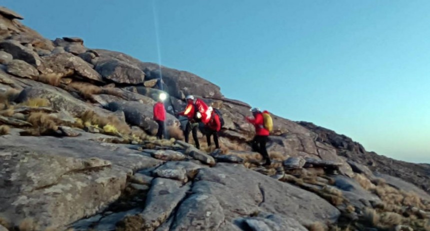  Bajaron en helicóptero a una mujer de 60 años y a 4 jóvenes varados en el Cerro Champaquí 