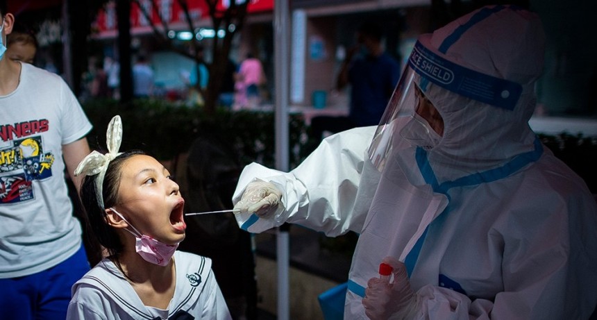  Nuevos confinamientos en ciudades chinas, entre ellas Wuhan, 