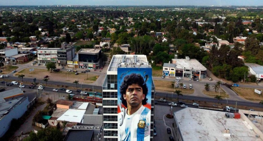  Mural gigante de Maradona recibirá a quienes lleguen en avión a Ezeiza 