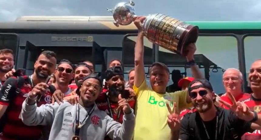  Mientras Brasil vota, Bolsonaro recibió al plantel de Flamengo 