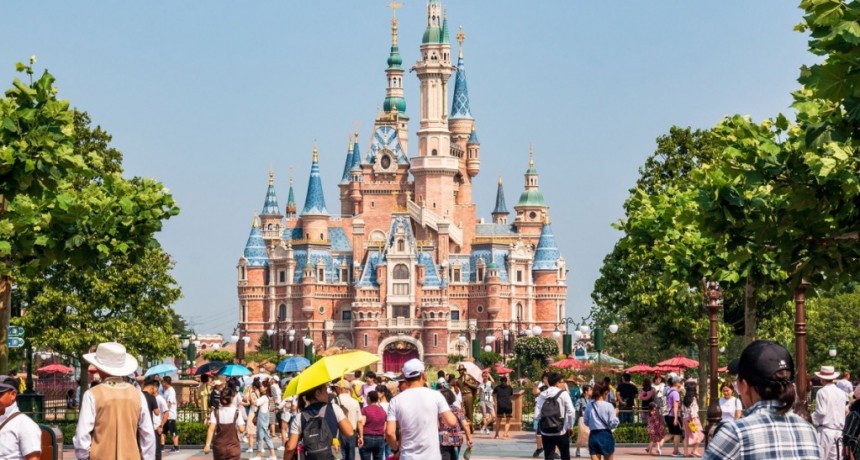  Turistas aislados en el parque de Disney de Shangai ante el alza de casos de coronavirus 