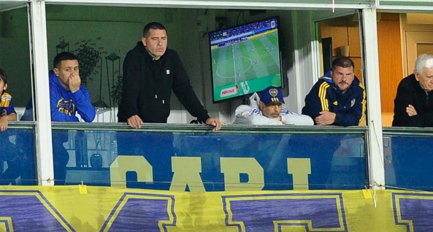  Riquelme visit&oacute; a los jugadores en el vestuario para darles su apoyo tras la derrota 