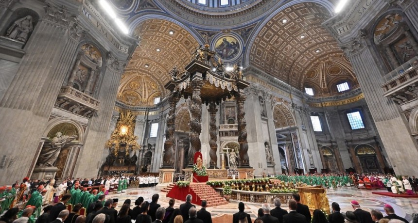  Cardenales conservadores enfrentan al Papa por temas del S&iacute;nodo que empieza el mi&eacute;rcoles 