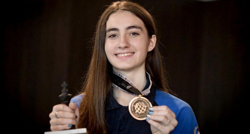  Candela Francisco regresó a la Argentina con su medalla de campeona mundial de ajedrez 