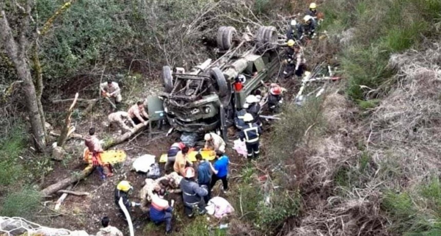  Formularán cargos a la conductora del camión militar que cayó a un precipicio en Neuquén 