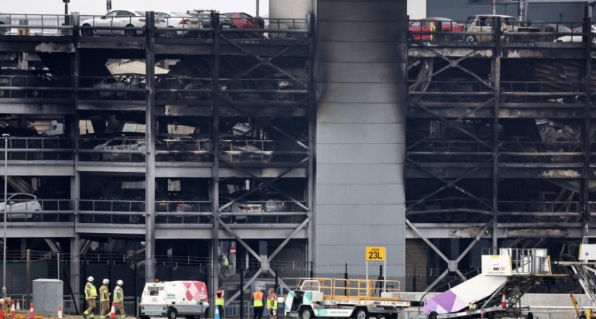  Voraz incendio en el estacionamiento de un aeropuerto londinense 
