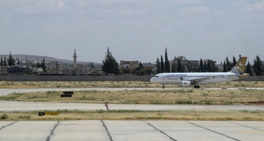  Israel bombardeó los principales aeropuertos de Siria en medio de su ofensiva contra Hamas 