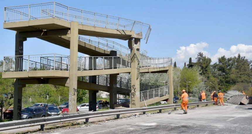  Un camión con la batea levantada arrancó un puente peatonal 
