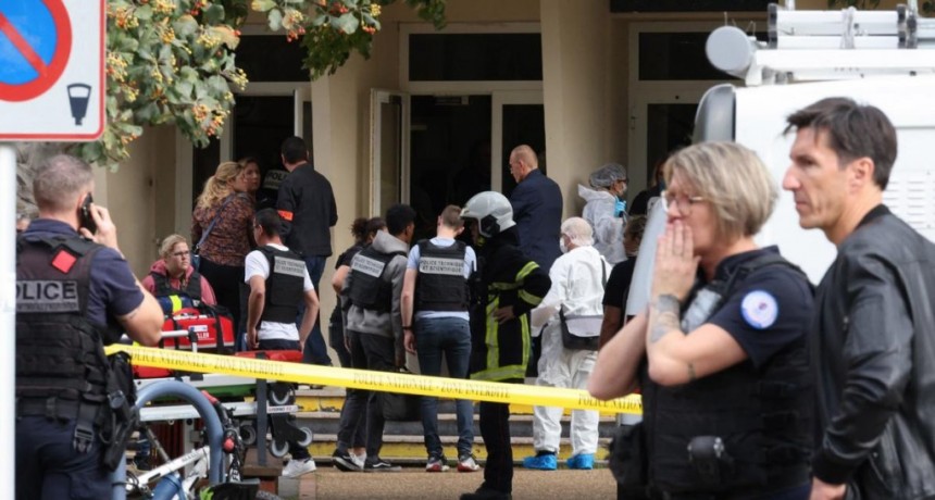  Un hombre entró a una escuela en Francia, mató a un docente con un cuchillo y gritó 