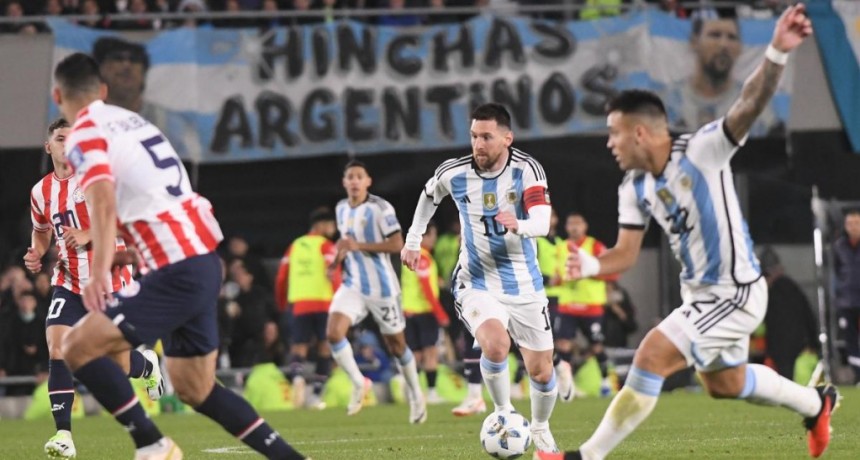  Con Messi bajo la lupa, Argentina se entrenó de cara al cruce con Perú 