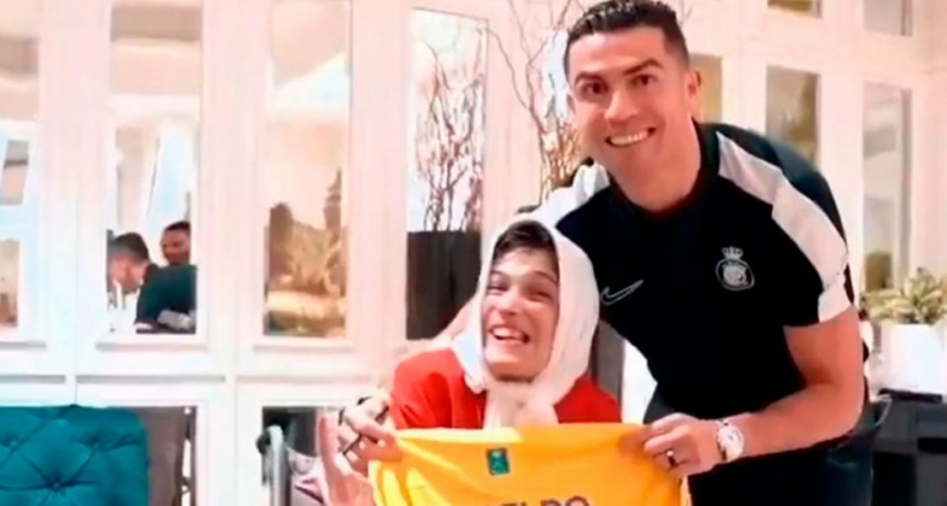  Por haber abrazado a la artista Fatemeh Hamami, Ronaldo fue condenado a 99 latigazos por la justicia iraní 