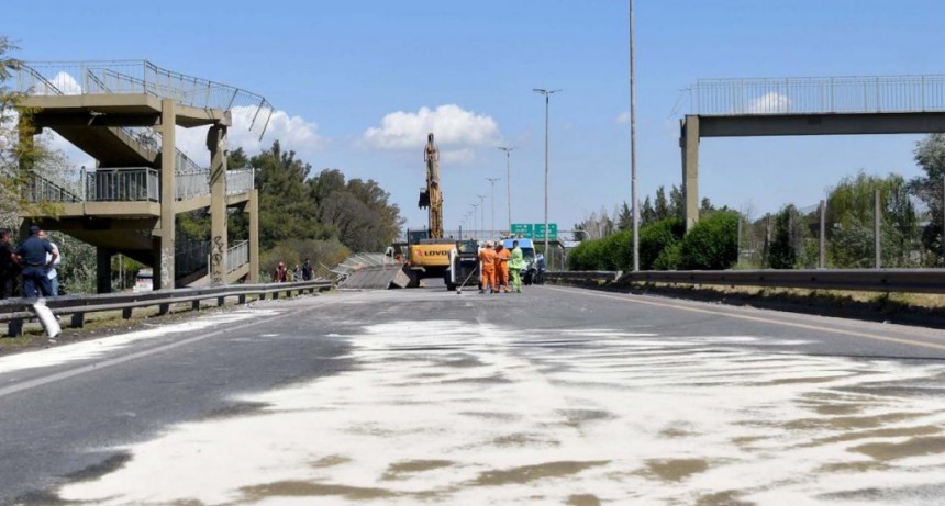  Suspendieron la licencia de conducir al camionero que derribó un puente peatonal 