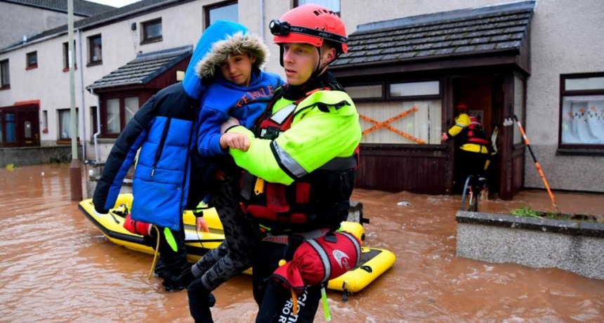  Dos personas murieron tras la tormenta Babet, que causó grandes inundaciones 