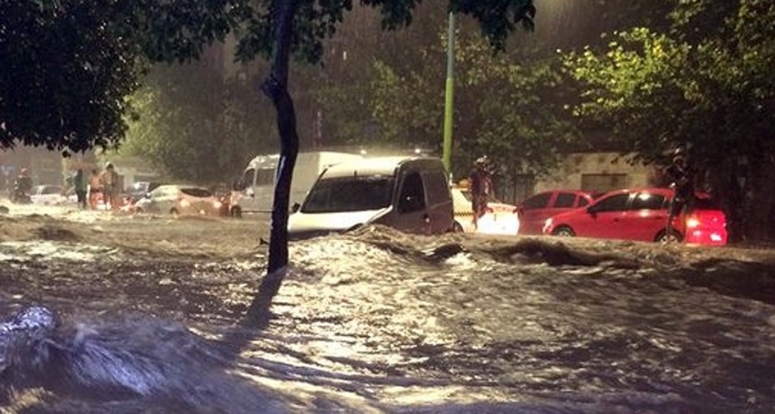  Un temporal provocó cortes de luz, voladuras de techos y caída de árboles en Tucumán 